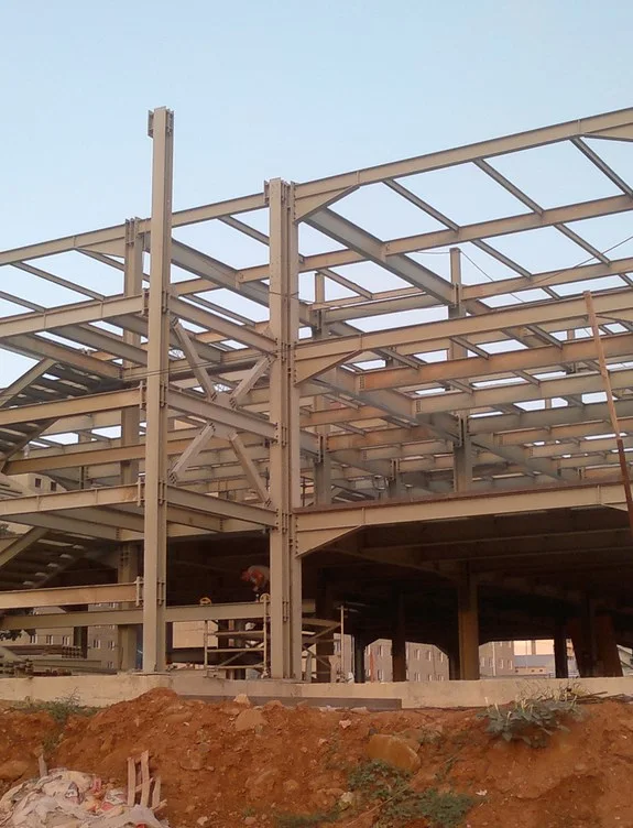Bej boyalı çelik iskelet yapının saha montajı