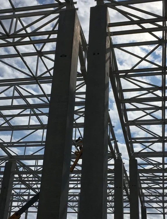 Beton kolonlar arasına oturan çelik kafes makaslar
