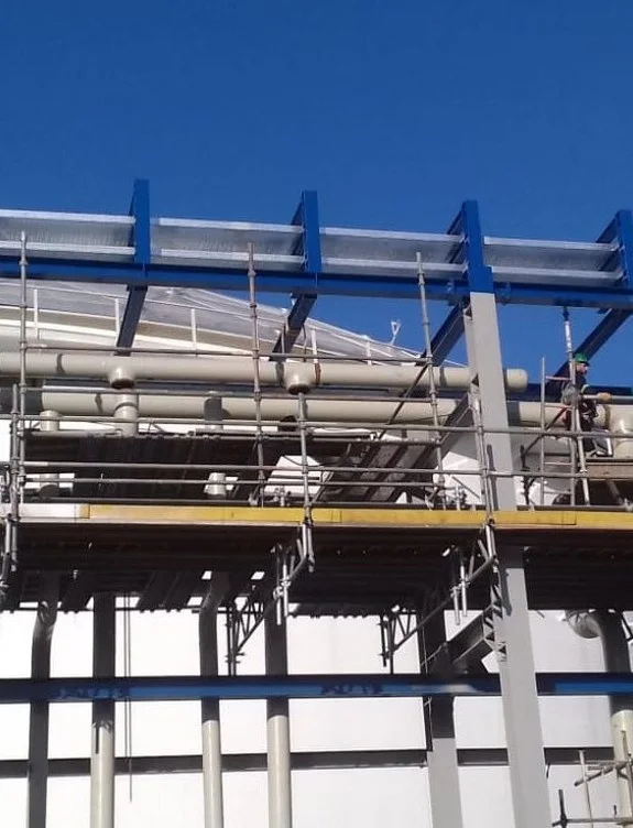 Mavi boyalı boru hattı taşıyıcı çelikleri ve servis platformları