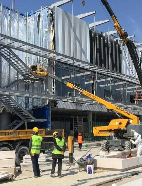 Cephe kaplaması yapılan çelik yapının vinçle montajı