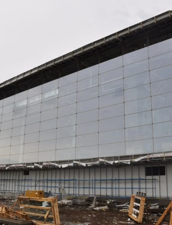 Cephe kaplaması süren büyük açıklıklı hangar yapısı