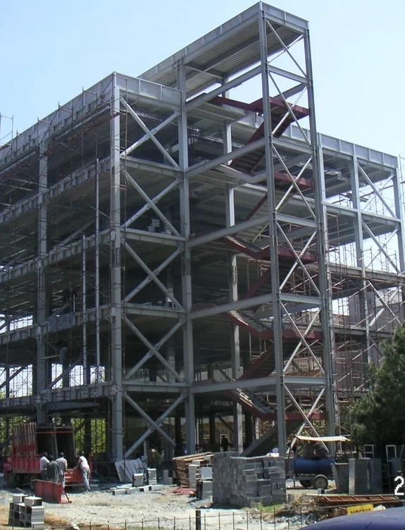 Çok katlı çelik iskelet yapının montaj aşaması
