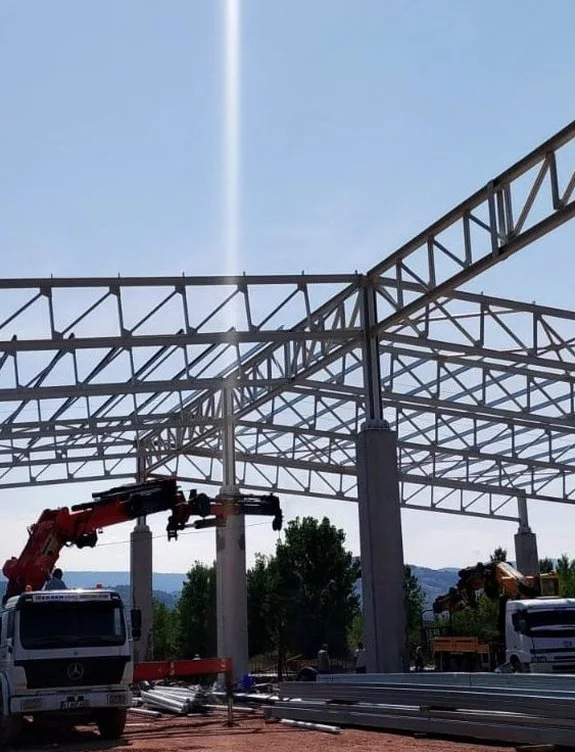 Kamyon üstü vinçle çelik makas montajı