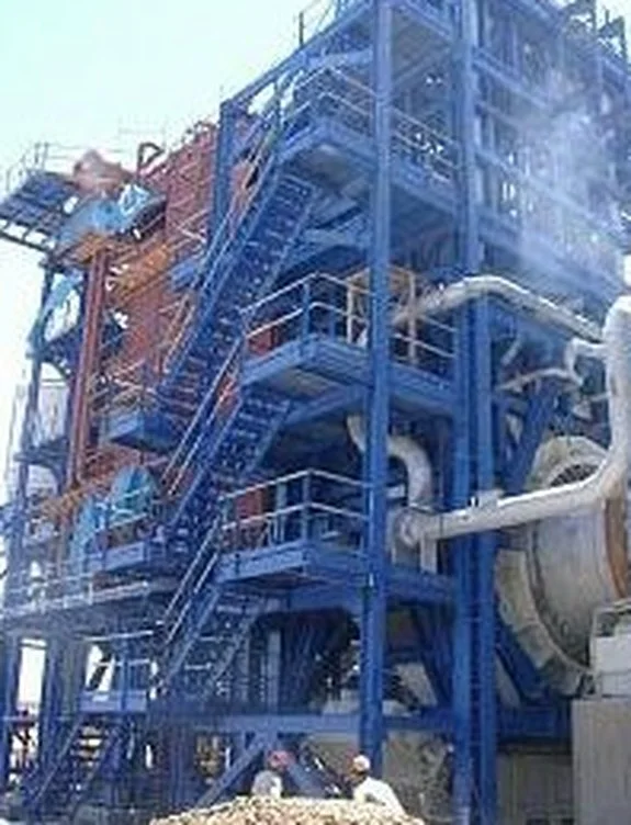 Mavi boyalı kazan ve baca çelik taşıyıcı yapısı