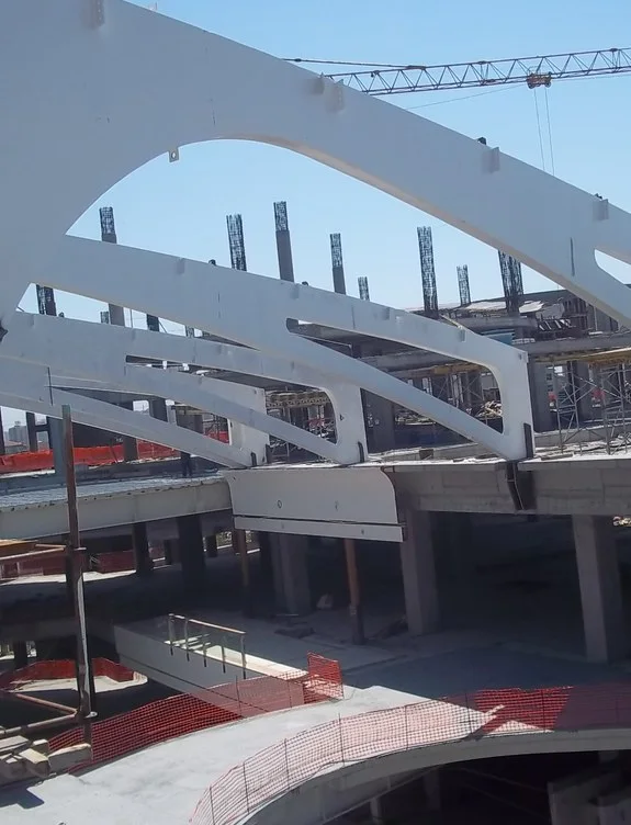 Kemerli beyaz çelik makaslarla kurulan geniş açıklıklı çatı