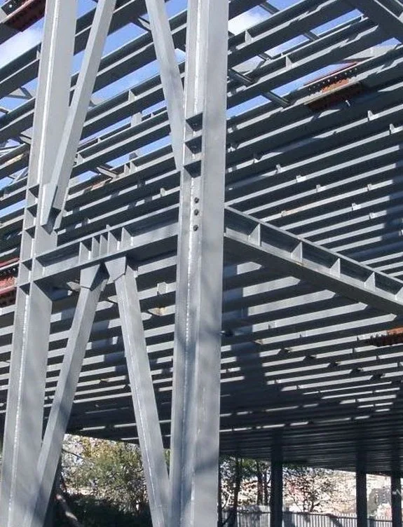 Beyaz boyalı çelik makas ve aşık sistemi
