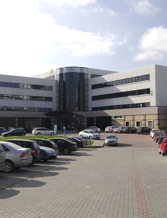 Camlı cepheli ofis binası ve otopark alanı