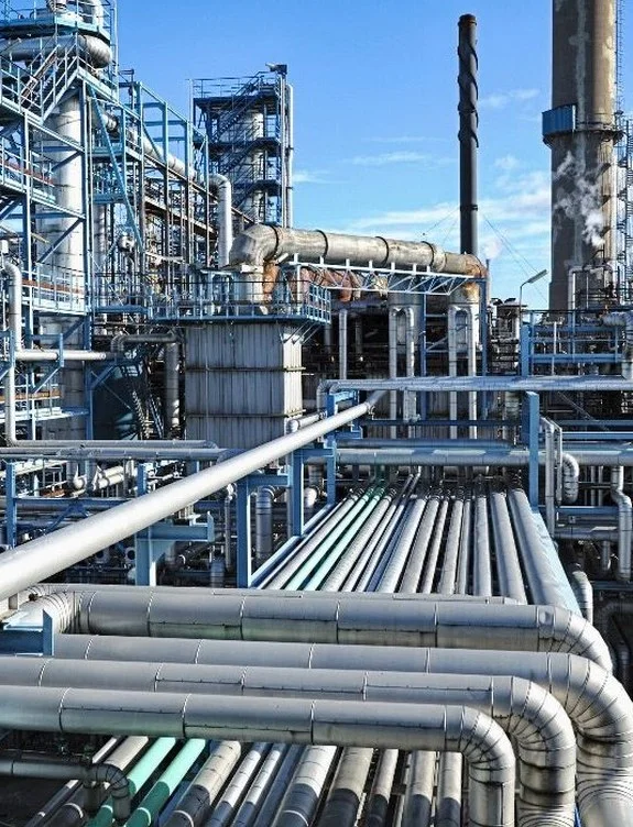 Petrokimya tesisinde boru hattı ve pipe support