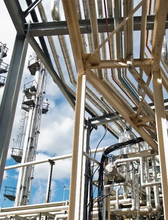 Proses tesisi boru hattı ve çelik taşıyıcı kolonları