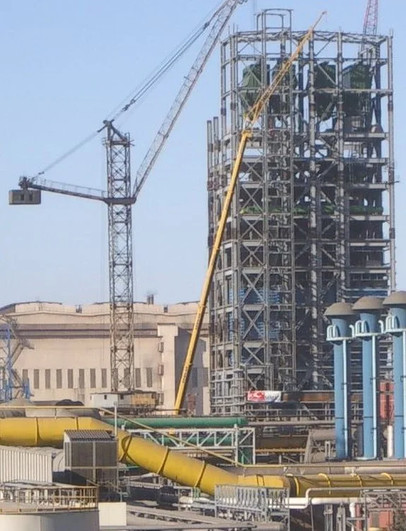 Vinçlerle yükselen çelik proses kulesi