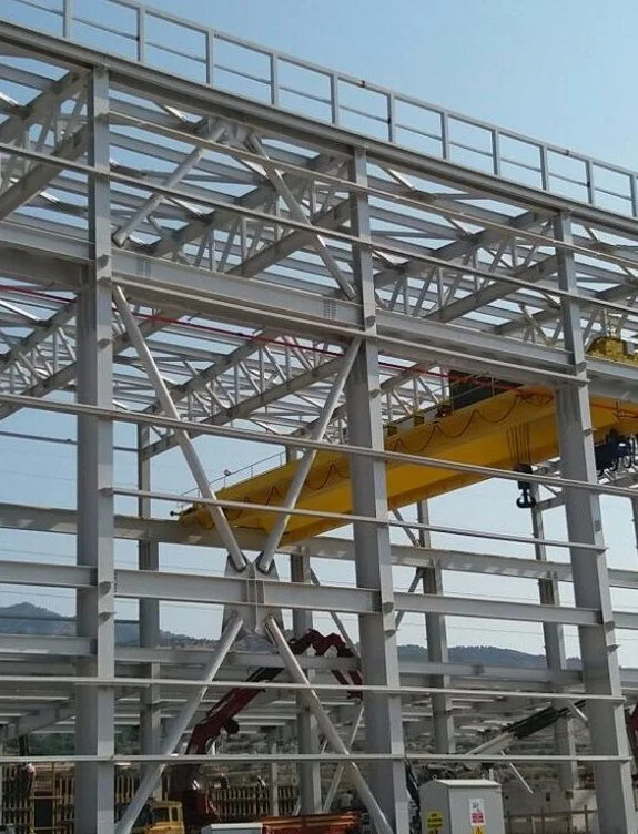 Sarı vinç kirişli çelik holün taşıyıcı sistemi