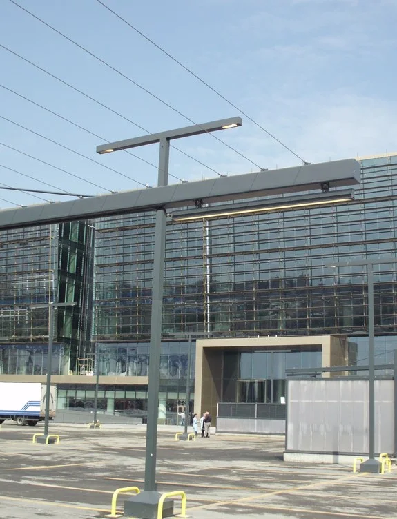 Camlı cepheli terminal binası ve çelik saçak