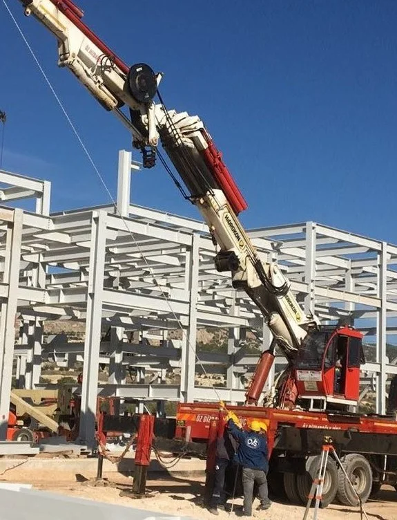 Mobil vinçle çelik konstrüksiyon montajı yapılan şantiye